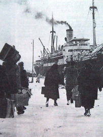 Il piroscafo Toscana sulla banchina del porto di Pola.