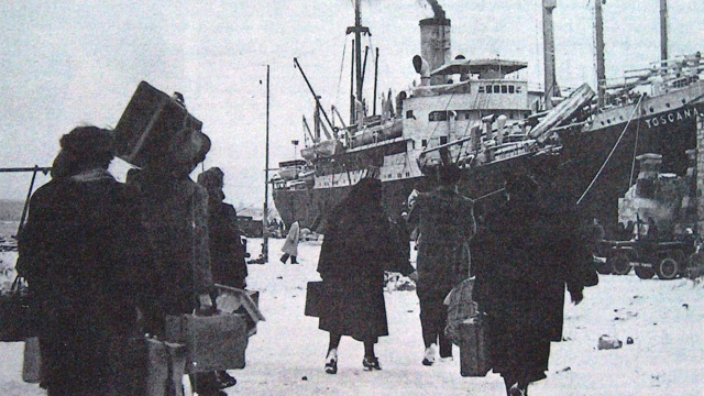 Il piroscafo Toscana sulla banchina del porto di Pola.