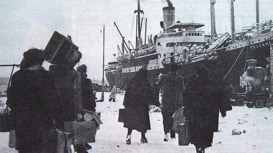 Il piroscafo Toscana sulla banchina del porto di Pola.